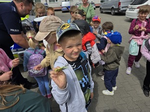 na zdjeciu chłopczyk pokazuje odblask
