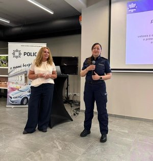 na zdjeciu policjantka przemawia