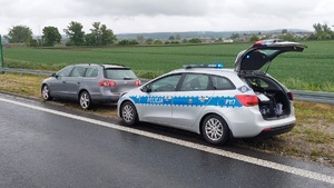 na zdjęciu auto i radiowóz policyjny