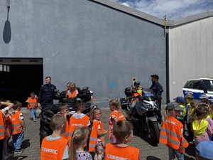 na zdjęciu przedszkolaki oglądają sprzęt policyjny
