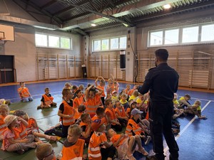 na zdjęciu policjant prowadzący pogadankę o bezpieczeństwie