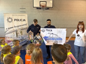 na zdjęciu przedszkolaki wraz z opiekunem i policjantami dziękującymi za przybycie