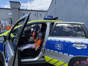 na zdjęciu przedszkolaki w radiowozie policyjnym