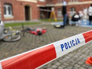 na zdjeciu taśma policyjna