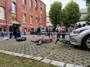 na zdjęciu miejsce zdarzenia drogowego- inscenizacja