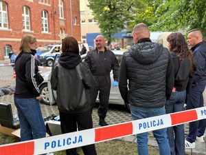 na zdjęciu policjant opowiada o służbie w policji