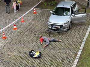 na zdjęciu miejsce zdarzenia drogowego- inscenizacja