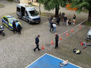 na zdjęciu miejsce zdarzenia drogowego- inscenizacja