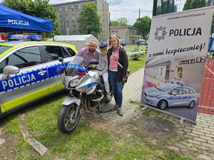 na zdjeciu dziewczyna na motorze policyjnym