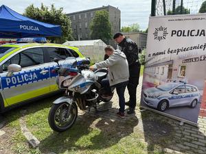 na zdjęciu policjant pokazuje motocykl