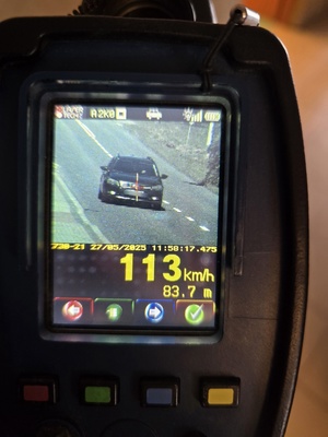 na zdjęciu urządzenie pokazujące prędkość 113 km/h