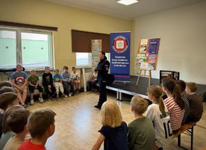 na zdjęciu policjantka na spotkaniu