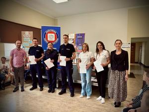 na zdjęciu policjanci i organizatorzy