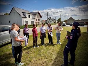 na zdjęciu policjantka z uczniami