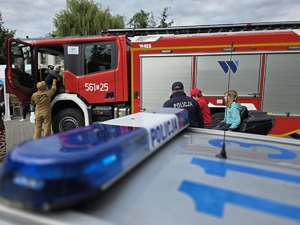 na zdjeciu radiowóz policyjny na festnie