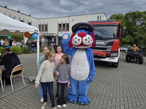 na zdjęciu sznupek i dziewczynki zdjęcie grupowe