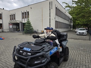 na zdjeciu dzieci na quadzie policyjnym