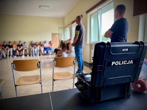 na zdjęciu walizka technika