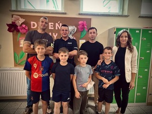 na zdjęciu technicy i dzieci i nauczycielka