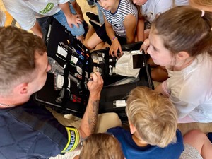 na zdjęciu technik i uczniowie zabezpieczają miejsce zdarzenia