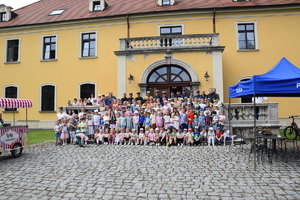 na zdjęciu wszyscy uczestnicy zdjęcie grupowe