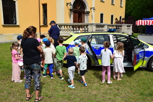 na zdjęciu dzieci przy radiowozie