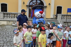 na zdjęciu sznupek i dzieci