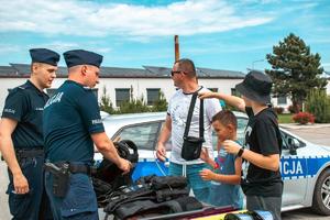 na zdjęciu policjanci pokazują sprzęt policyjny