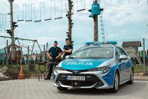na zdjęciu policjanci przy radiowozie