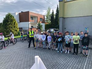 na zdjeciu policjant i uczniowie