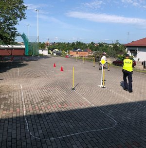 na zdjęciu policjant przeprowadza test