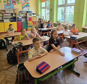 na zdjęciu dzieci w ławkach