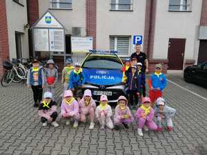 NA ZDJECIU PRZEDSZKOLAKI I POLICJANT