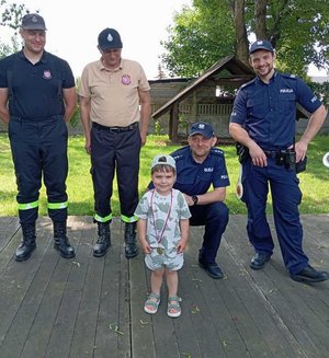 na Zdjęciu policjanci z dziecmi