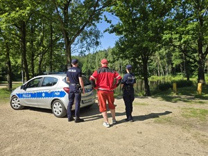 NA ZDJĘCIU DZIELNICOWY I PRZEDSTAWICIELE WOPR KONTROLUJA ZBIORNIKI WODNE