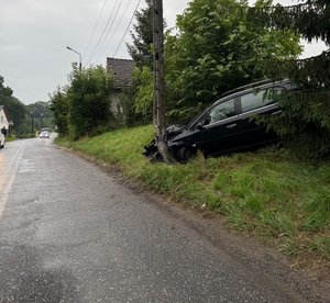 na zdjęciu pojazd który uderzył w słup energetyczny