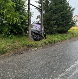 na zdjęciu pojazd który uderzył w słup energetyczny