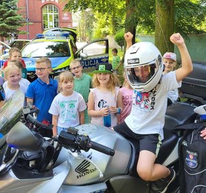 na zdjeciu chlopczyk na motocyklu w kasku