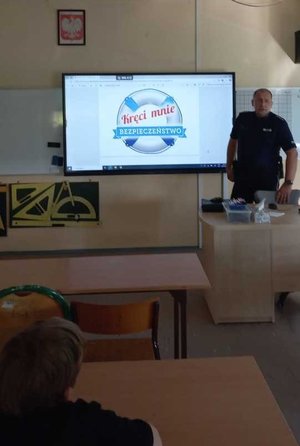 NA ZDJECIU DZIELNICOWY NA POGADANCE Z DZIECMI