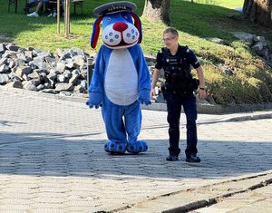 NA ZDJECIU POLICJANT I SZNUPEK