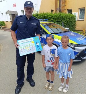 na zdjeciu policjant z przedszkolakami