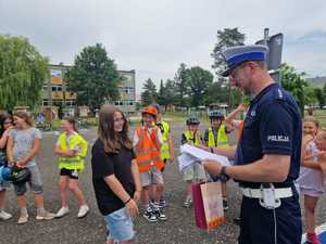 na zdjeciu policjant wręcza dyplom