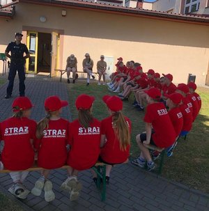 na zdjęciu policjant i dzieci na obozie