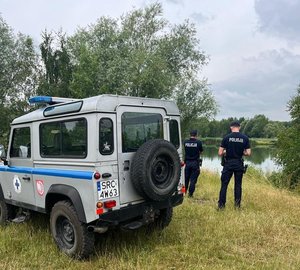 na zdjęciu policjanci na zbiorniku