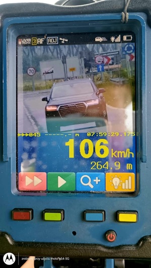 na zdjęciu pojazd który jechał z prędkością 106 km/h