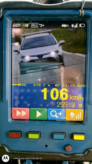 na zdjęciu pojazd który jechał z prędkością 106 km/h