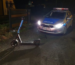 na zdjeciu radiowóz oraz hulajnoga