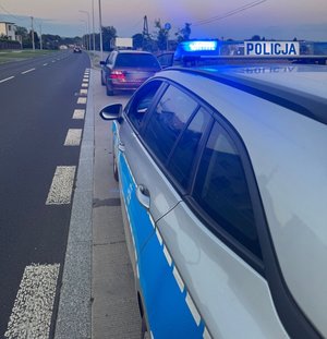 na zdjęciu radiowóz policyjny podczas kontroli pojazdów