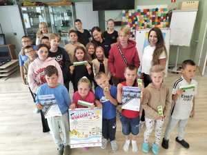 na zdjęciu dzieci i prowadzące zdjęcie grupowe