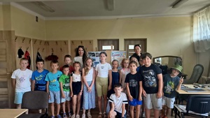 na zdjęciu policjantka przedstawicielka sanepidu i uczestnicy- zdjęcie grupowe